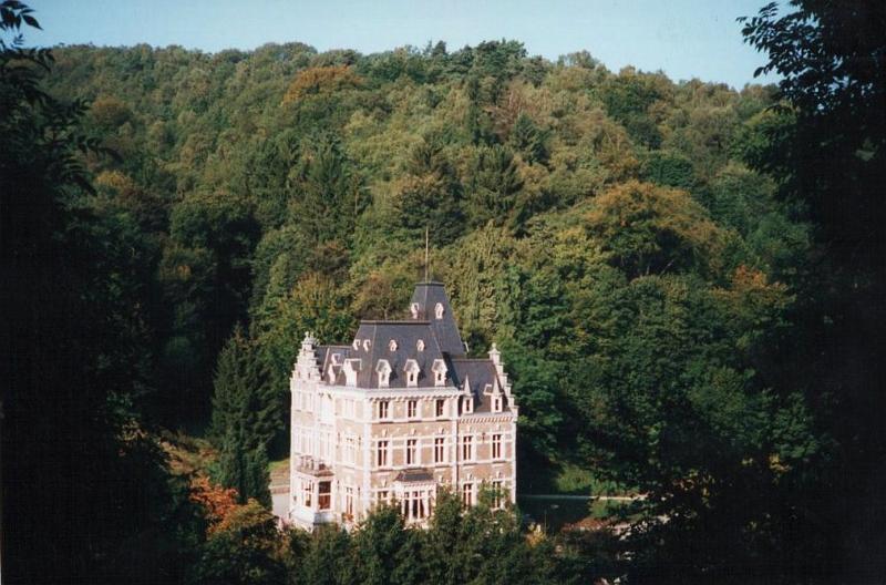 Château Bleu Pre-war Rally georganizeerd door Norbert H. (1).jpg - Château Bleu, een kasteel-hotel gelegen in het Vesderdal.